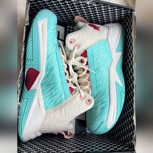 These are a pair of basketball sneakers from the brand Moolah Kids. No Box